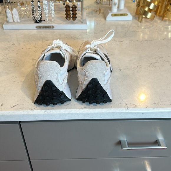 New Balance 327 off white/white/black mens 5.5/womens 7 sneakers - Picture 4 of 6